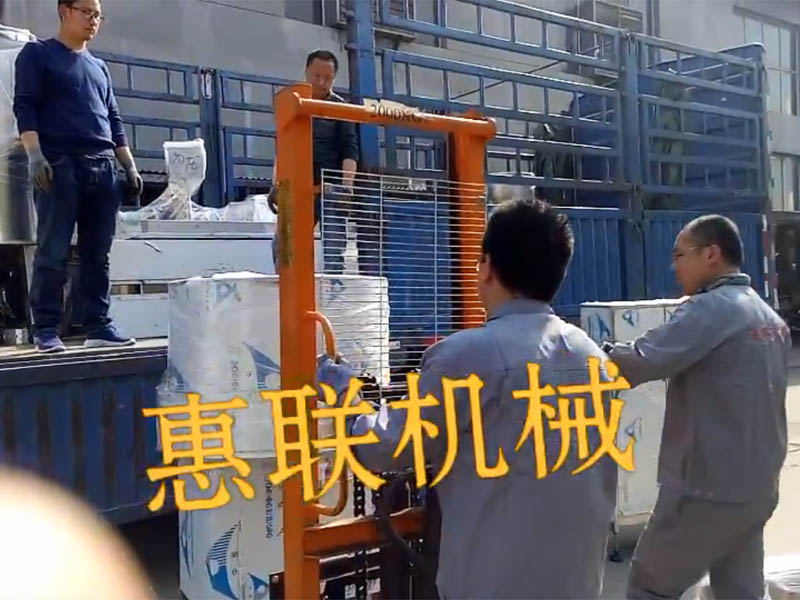 江西客戶訂購白酒灌裝設備發貨現場